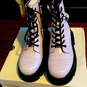 Women’s boots.Color bright purple